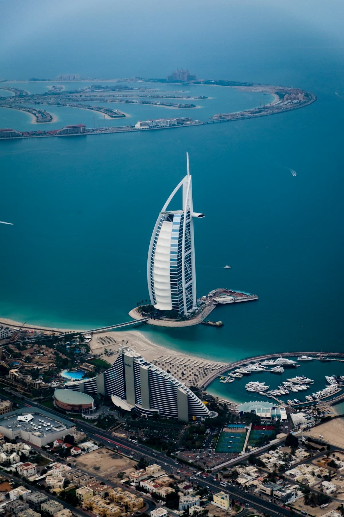 Vista urbana de Dubai ao entardecer