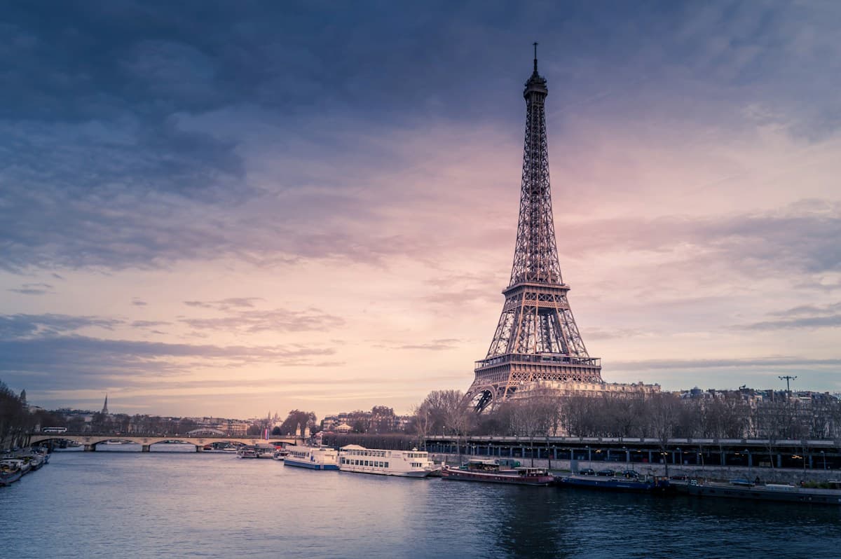 Torre Eiffel ao entardecer em Paris